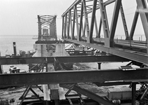 836337 Afbeelding van het invaren van een nieuw gedeelte van de Moerdijkbrug over het Hollands Diep.